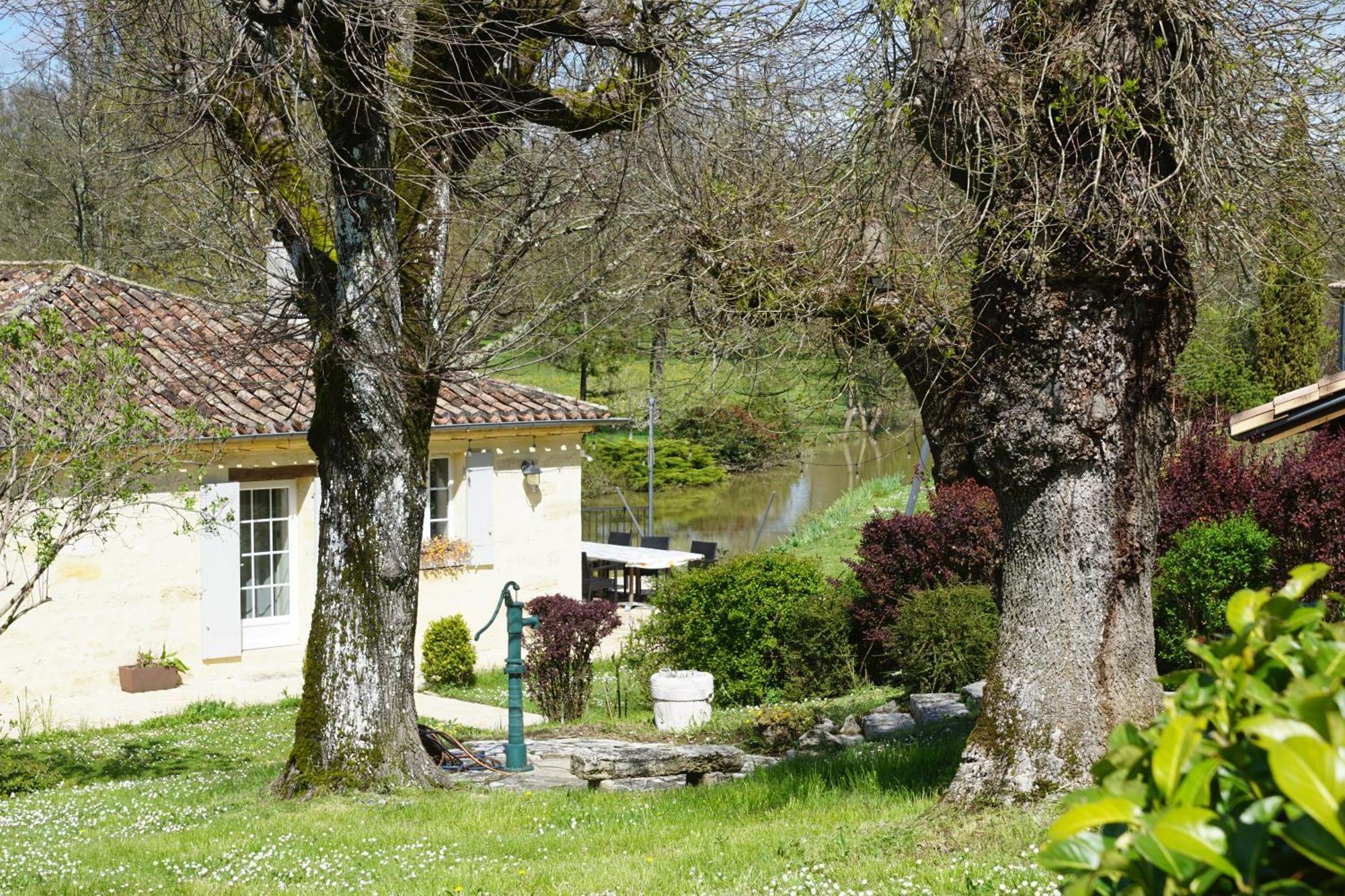 Moulin Notre Dame Hotel Saint-Genès-de-Castillon Eksteriør billede